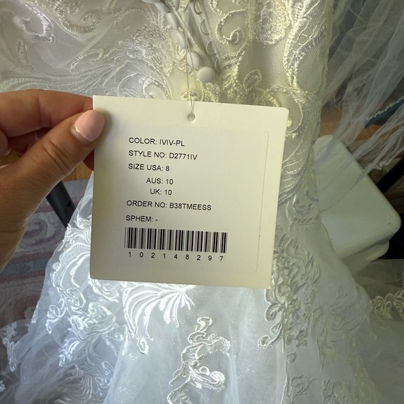 Wedding dress never worn- Essense of Australia - D2771 - Picture 6 of 7